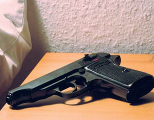 Pistole neben dem Bett
