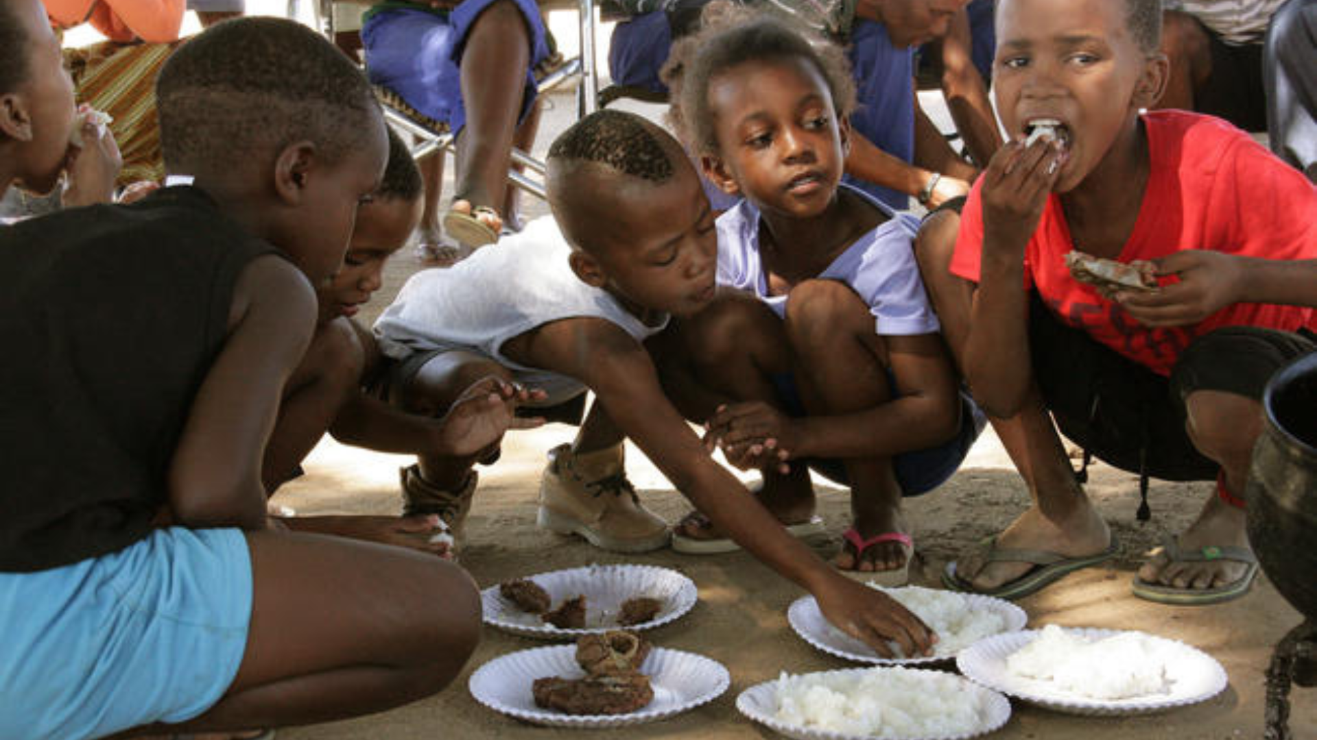 In Afrika, essende Kinder
