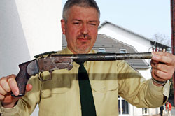 Klaus Peter Finck von der Polizei Plön mit der selbstgebauten Kipplauf-Waffe.