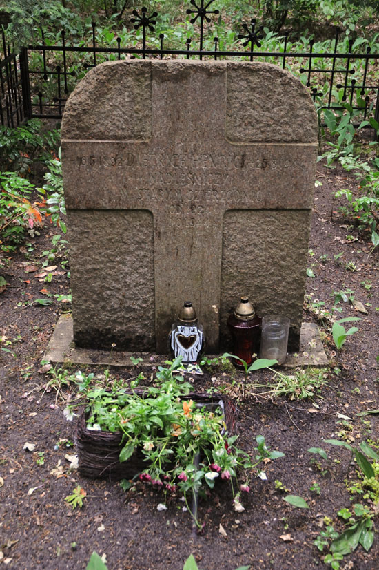 Grabstelle des Forstmeisters Dietrich Henrici (1892-1944). Er leitete sei 1924 bis zu seiner Ermordung durch russische Soldaten das Forstamt Alt-Christburg (Stary Dzierzgon).
