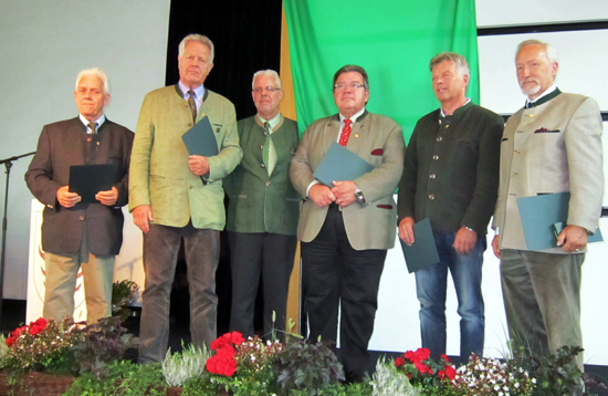 Erhielten von LJV-Präsident Ralph Müller-Schallenberg (3. von links) hohe Auszeichnungen des Verbandes (von links): Bernd Hüser, Allobernd Janßen, Manfred Metternich, Willi Vetter und Heimo van Elsbergen. 